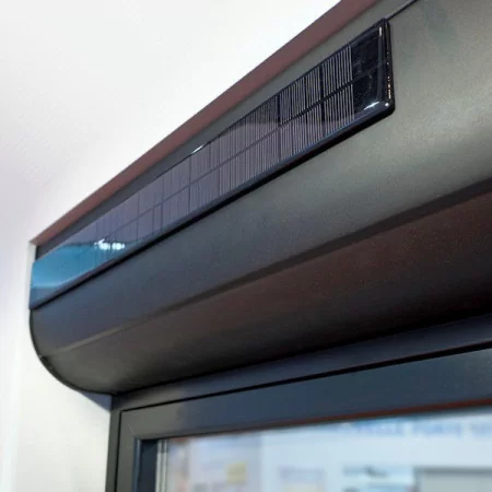Volet Roulant Solaire Autonome Pas Cher et son capteur solaire