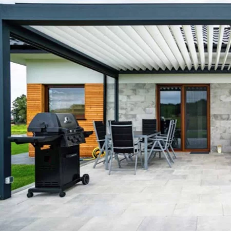 Pergola bioclimatique DETENTE à adossée lames perpendiculaires bioclimatiques