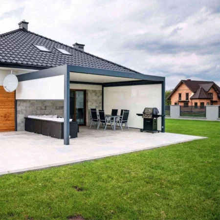 Pergola bioclimatique DETENTE à adossée lames perpendiculaires et stores toile verticaux