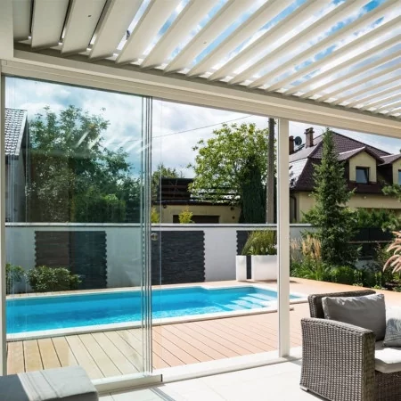 Pergola bioclimatique DETENTE à adossée lames perpendiculaires haut de gamme