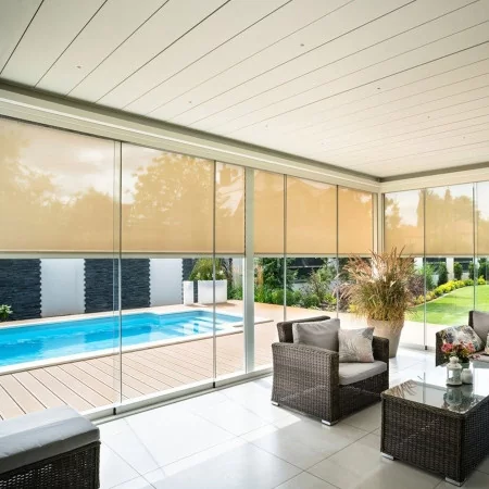 Pergola bioclimatique DETENTE à adossée lames perpendiculaires avec stores toiles mi-ouvert