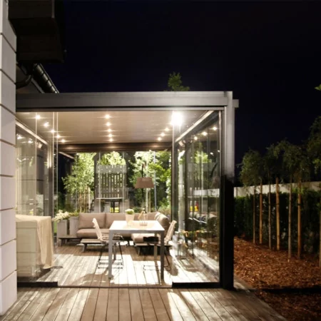 Pergola bioclimatique DETENTE à adossée lames perpendiculaires éclairée par spot led