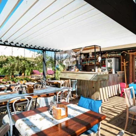 Pergola bioclimatique DETENTE à adossée lames parallèles aluminium