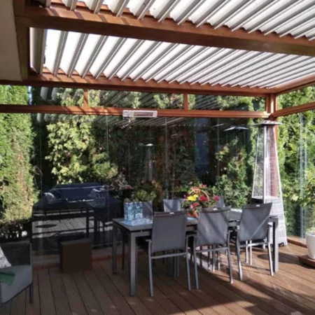 Pergola bioclimatique DETENTE à adossée lames parallèles teinte bois
