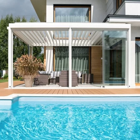 Pergola bioclimatique DETENTE à adossée lames parallèles au bord de la piscine
