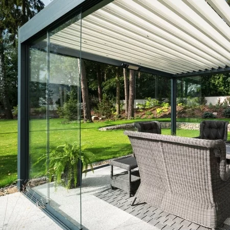 Pergola bioclimatique DETENTE à adossée lames parallèles orientables
