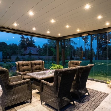 Pergola bioclimatique DETENTE à adossée lames parallèles avec spot rond led