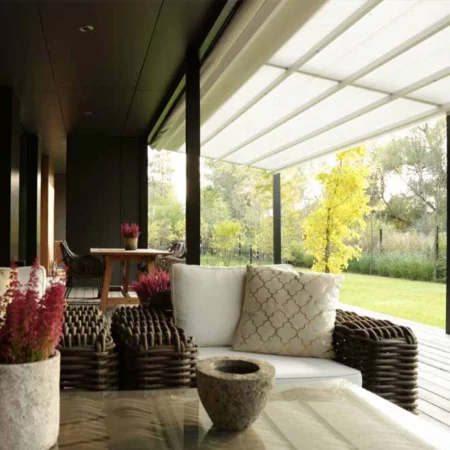 Protegez vous du soleil avec la pergola adossée à toit retractable sur mesure au meilleur prix !