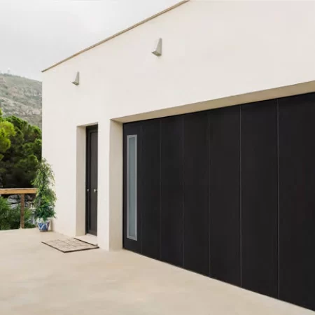Porte de garage à enroulement latéral pas cher : venez vite la prendre !
