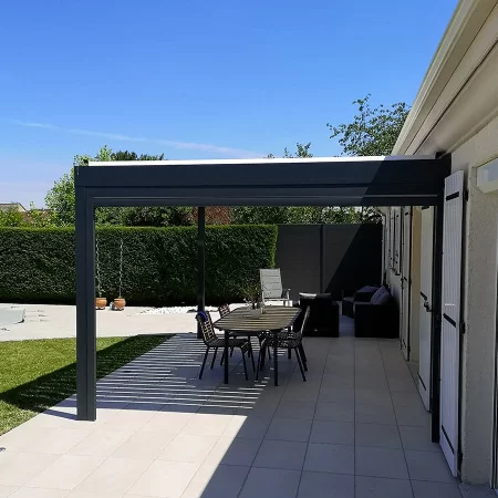 Voici la pergola bioclimatique H3 à lames perpendiculaires