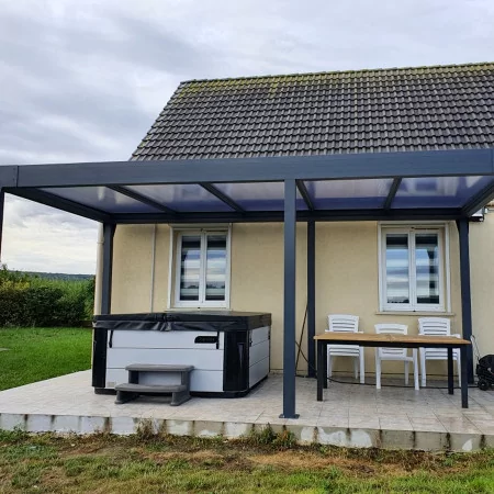 Vue de face pergola polycarbonate horizon top auto-portée haut de gamme