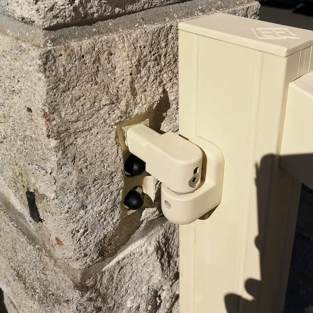 Détail de la fixation haute du Portail Alu Battant BEN