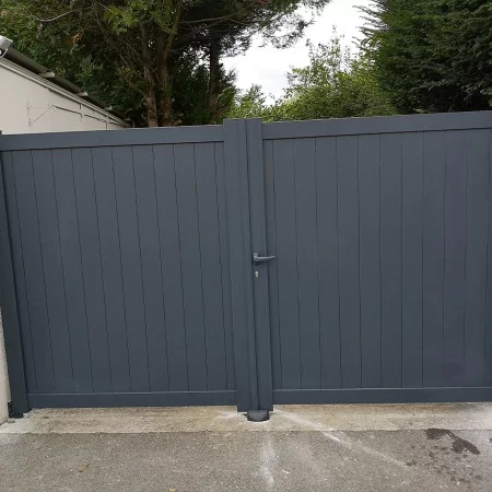 Qu'il est beau en gris anthracite notre battant à 2 vantaux en aluminium haut de gamme NATI
