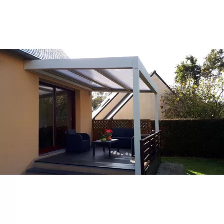 Une belle pergola à toiture rétractable en polycarbonate