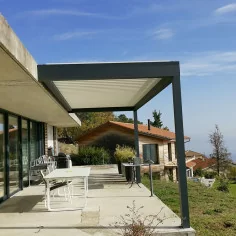Pergola bioclimatique lames orientable à prix discount devant la piscine 2