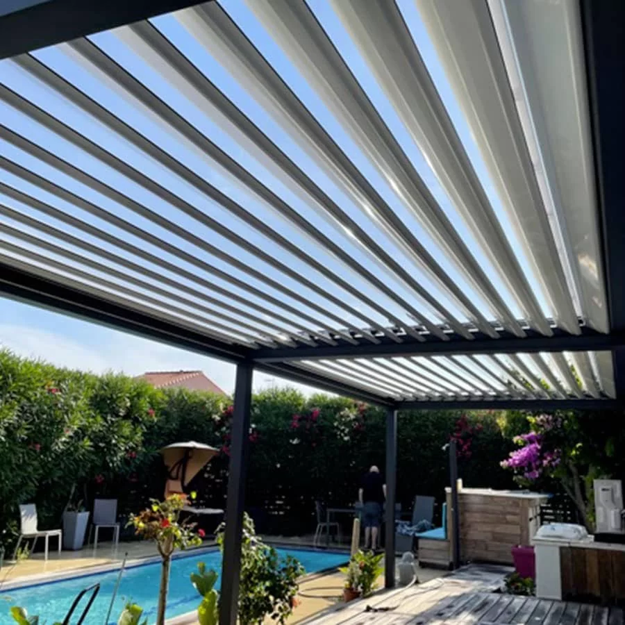 Pergola Bioclimatique Adossée Lames Parallèles - BAIE DES TORTUES – Prix  Usine