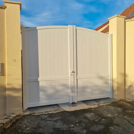 le Portail Battant Aluminium ADRI cache votre propriété