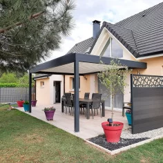 Pergola H2 adossée à lames perpendiculaires