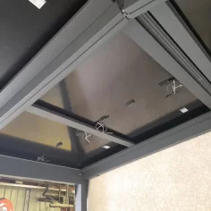 vue trés précise de la pergola ilot solaire à panneaux photovoltaïque 2