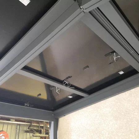 Pergola solaire ilot: chemin de câble de la toiture photovoltaique