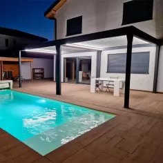 Pergola bioclimatique lames orientable à prix discount devant la piscine