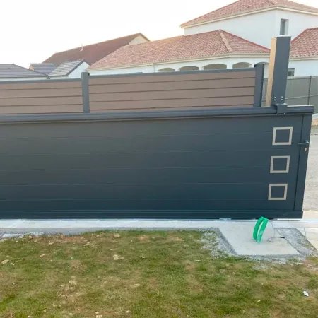 Portail Coulissant Pas Cher en Aluminium Haut de Gamme modèle TIC avec décor alu brossé