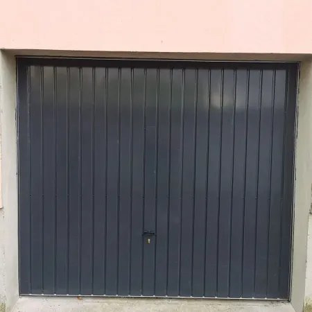 Porte garage basculante à prix usine sur mesures en gris foncé