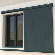 Volet coulissant un vantail en aluminium vert, installé sur fenêtre de maison en pierre, protection solaire et design moderne 2
