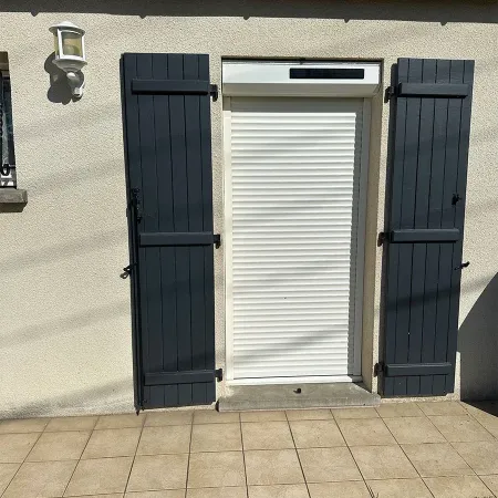 Le Volet Roulant avec Moustiquaire avec manoeuvre solaire en blanc Direct Fabricant