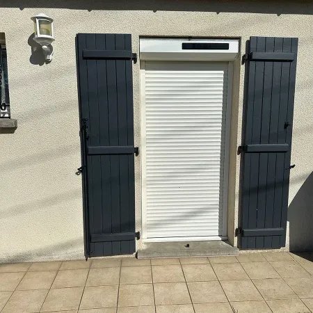 Le volet roulant avec moustiquaire avec manoeuvre solaire en blanc direct fabricant