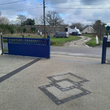 Portail Coulissant Bleu en aluminium