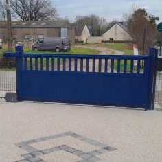 voici poser le Portail Coulissant entièrement en alu Haut de Gamme. Bleu