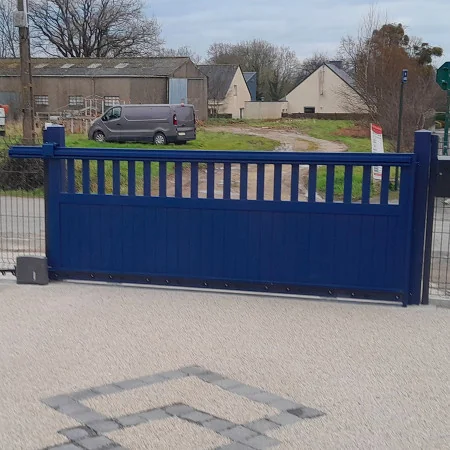 voici poser le Portail Coulissant entièrement en alu Haut de Gamme. Bleu