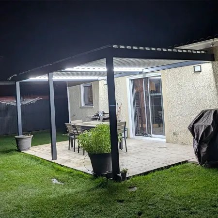 Vue de nuit l'éclairage Led de la pergola bioclimatique haut de gamme pas cher