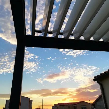 Vue de la pergola bioclimatique à prix bas en fin de journée