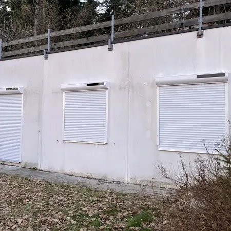 volet solaire posé en applique et fermé