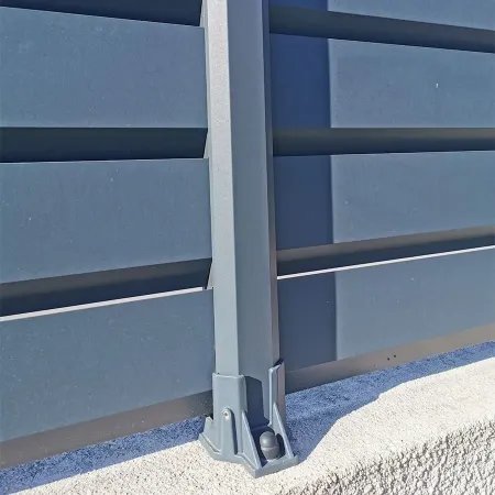 cloture en aluminium type brise vue et son poteau