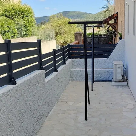 Cloture à grandes lames ajourées