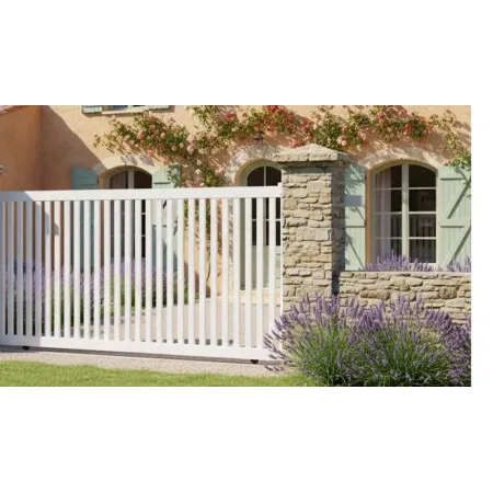 Devant une maison Provençale le Portail Coulissant BLanc Den est beau