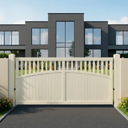 Devant une maison moderne le très bel Portail Coulissant Kimi en Beige