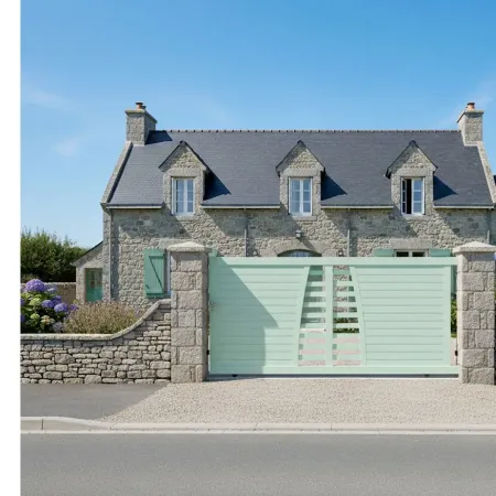 Devant une maison Bretonne voici le Portail Alu Coulissant Vert Biki