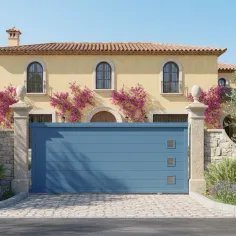 En Espagne devant la maison le Portail Coulissant en Aluminium Claver Bleu