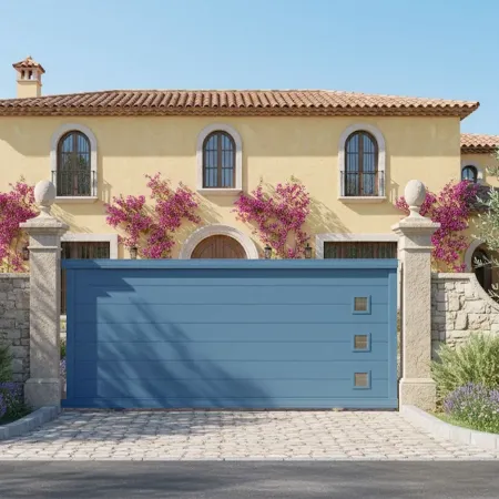 En Espagne devant la maison le Portail Coulissant en Aluminium Claver Bleu