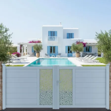Devant une Piscine tout Bleu le Portail Battant 100 % Aluminium
