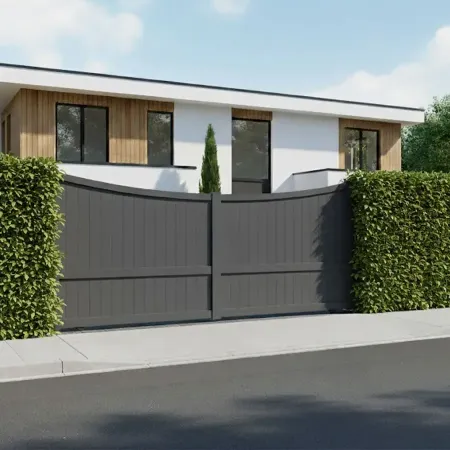 Positionné dans une cloture avec une haie le Portail Coulissant Pas Cher Galape en 4ml