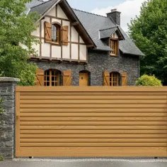 Le voici en Décor Chêne Dorè notre Portail Alu Coulissant