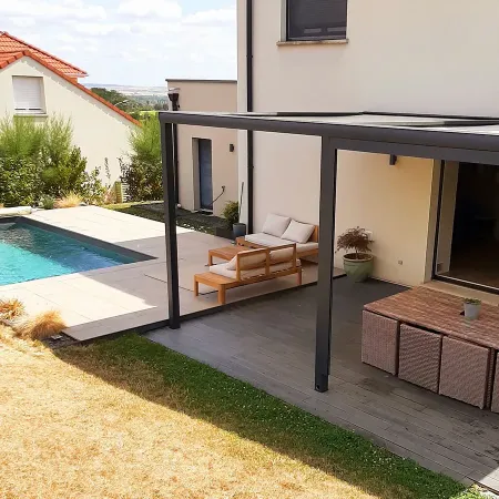 Voici une Pergola Toile prés d'une Piscine