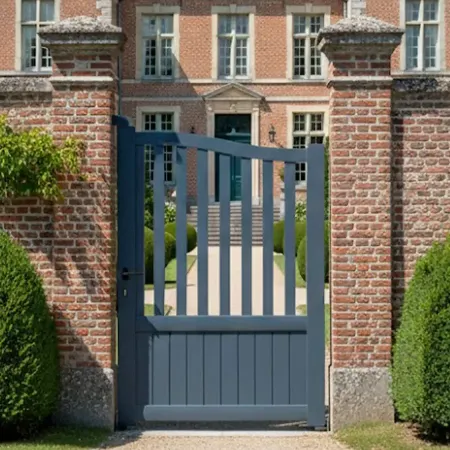 En version Portillon Alu Semi Ajouré pour votre Cloture