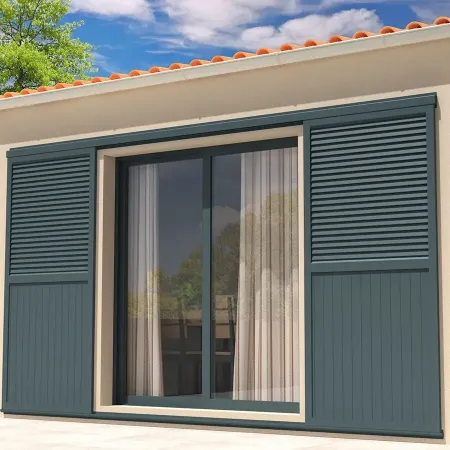 Volets coulissants mixtes aluminium vert foncé pour baie vitrée, lames persiennes et panneaux pleins, installation extérieure