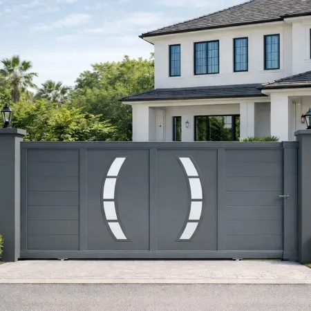 Portail coulissant en aluminium RAL 7016 intégré dans une clôture avec piliers assortis devant une maison moderne